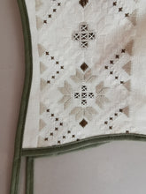 Indlæs billede til gallerivisning Kyse, håndbroderet hvid og grå
