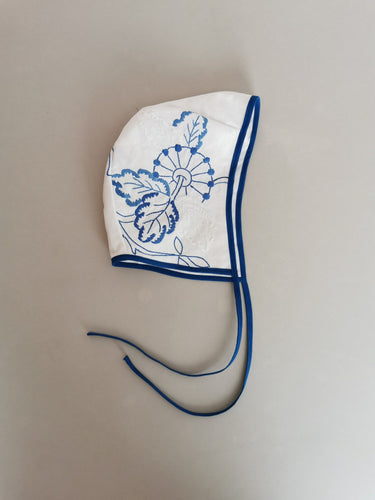 Smuk kyse syet af genbrugsstof. Kysen fra Ametamour har fine håndbroderede blå blomster