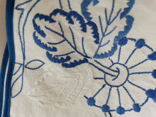 Indlæs billede til gallerivisning Kyse, håndbroderet blå
