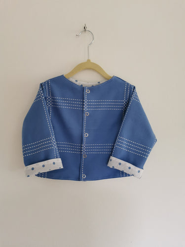 sommerjakke til dreng syet af genbrugsstof. Jakken fra ametamour er vendbar og har to forskellige udtryk