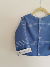 Indlæs billede til gallerivisning Den ene side af jakken er syet af en blå vintagedug
