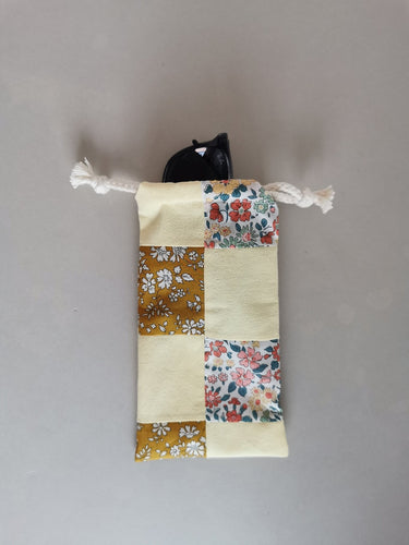 Solbrille etui til ekstra beskytellse af solbrillerne når de ligger i tasken. Syet i et patchwork af liberty og genbrugsstof