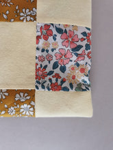 Indlæs billede til gallerivisning Solbrille taske i gule nuancer. Syet i et patchwork af Liberty of London og genbrugsstof
