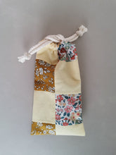 Indlæs billede til gallerivisning Etuiet lukkes med en lækker, kraftig bomuldssnor i toppen
