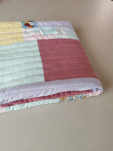 Indlæs billede til gallerivisning Quiltet patchworktæppe, pastelfarver
