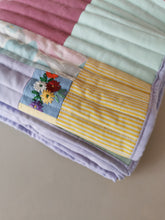 Indlæs billede til gallerivisning Quiltet patchworktæppe, pastelfarver
