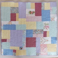 Indlæs billede til gallerivisning Quiltet patchworktæppe, pastelfarver
