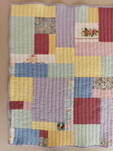 Indlæs billede til gallerivisning Quiltet patchworktæppe, pastelfarver
