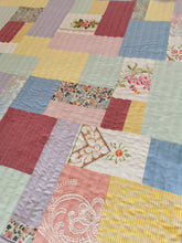 Indlæs billede til gallerivisning Quiltet patchworktæppe, pastelfarver
