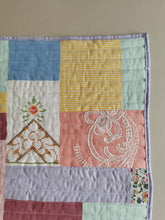 Indlæs billede til gallerivisning Quiltet patchworktæppe, pastelfarver
