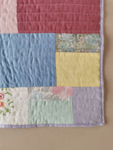 Indlæs billede til gallerivisning Quiltet patchworktæppe, pastelfarver
