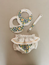 Indlæs billede til gallerivisning Bloomers med flæse, håndbroderet, str. 80-86
