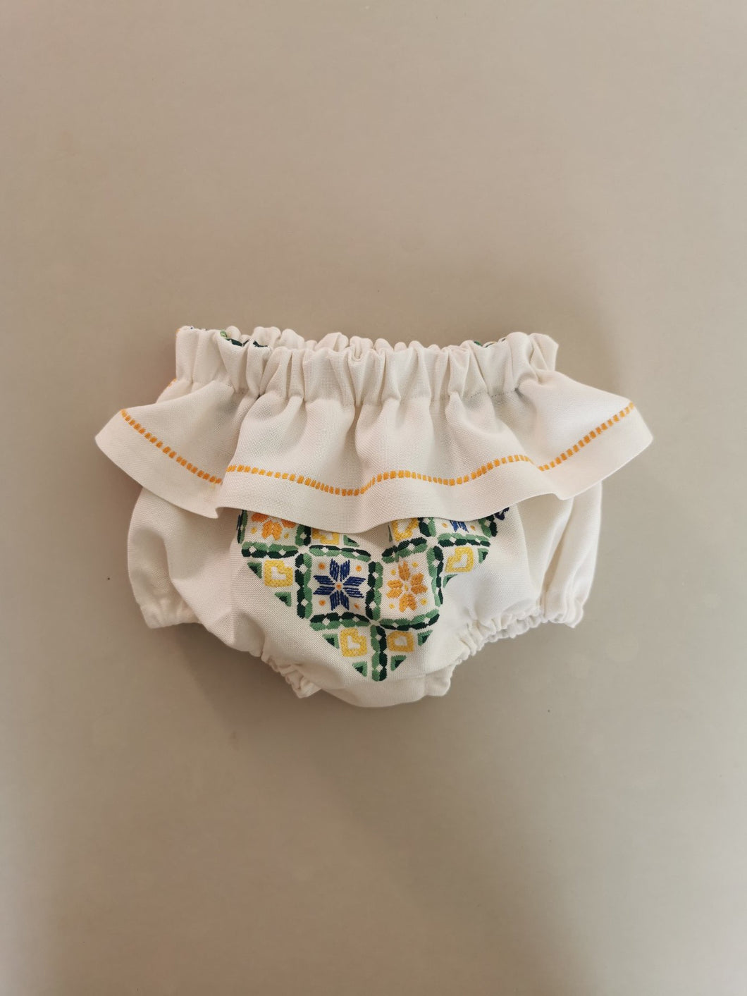 Bloomers med flæse, håndbroderet, str. 80-86