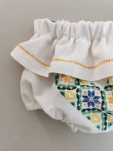 Indlæs billede til gallerivisning Bloomers med flæse, håndbroderet, str. 80-86
