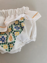 Indlæs billede til gallerivisning Bloomers med flæse, håndbroderet, str. 80-86
