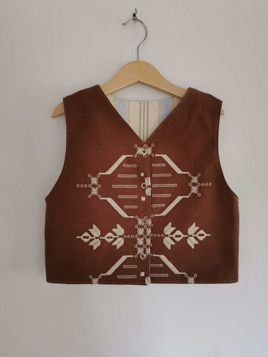 Vest, brun håndbroderet, str. 116