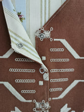 Indlæs billede til gallerivisning Vest, brun håndbroderet, str. 116
