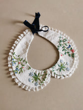 Indlæs billede til gallerivisning Pyntekrave voksen, håndbroderede blomster
