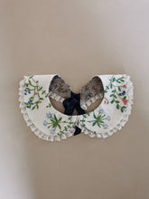 Indlæs billede til gallerivisning Pyntekrave voksen, håndbroderede blomster
