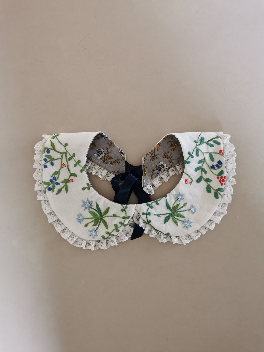 Pyntekrave voksen, håndbroderede blomster