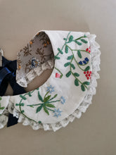 Indlæs billede til gallerivisning Pyntekrave voksen, håndbroderede blomster
