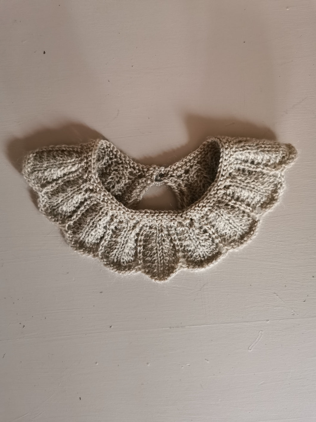 Pyntekrave, merinould, lys mocca