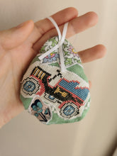Indlæs billede til gallerivisning Patchwork påskeæg, veteranbil
