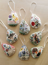 Indlæs billede til gallerivisning Patchwork påskeæg, røde blomster
