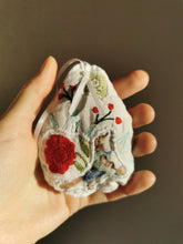 Indlæs billede til gallerivisning Patchwork påskeæg, røde blomster
