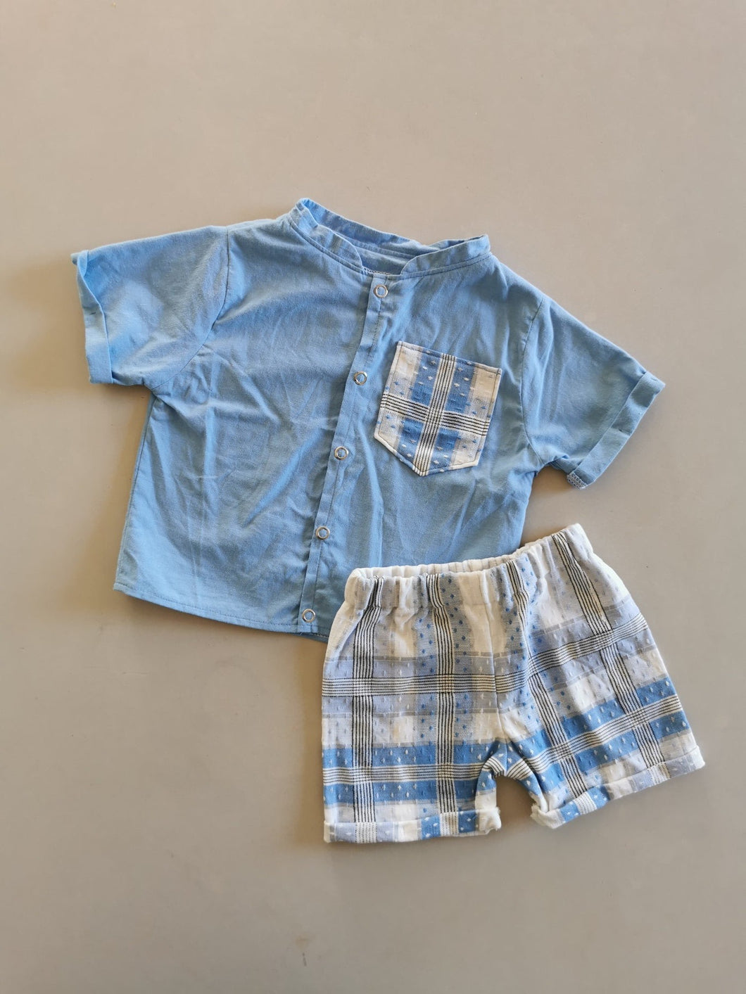 Sæt med shorts og kortærmet skjorte. Blå