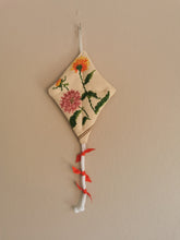 Indlæs billede til gallerivisning Drageophæng med lavendelfyld, håndbroderet og Liberty, orange/lilla
