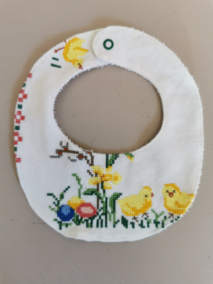 Savlesmæk broderede påskekyllinger og blomster