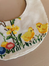 Indlæs billede til gallerivisning Savlesmæk broderede påskekyllinger og blomster
