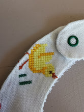 Indlæs billede til gallerivisning Savlesmæk broderede påskekyllinger og blomster
