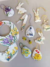 Indlæs billede til gallerivisning Savlesmæk broderede påskekyllinger og blomster
